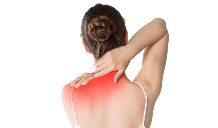 Personne avec douleur cervicale